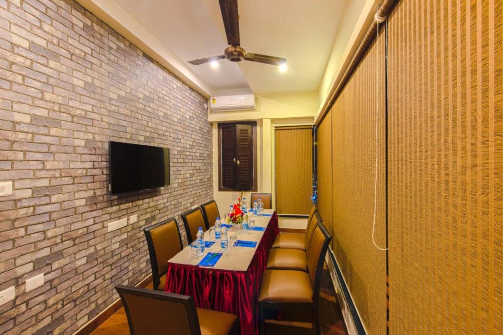 Casa Broadway-A Boutique Hotel Kolkata Bagian luar foto