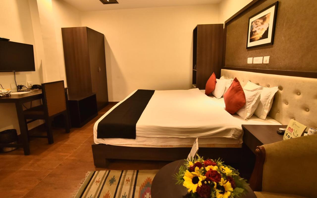 Casa Broadway-A Boutique Hotel Kolkata Bagian luar foto