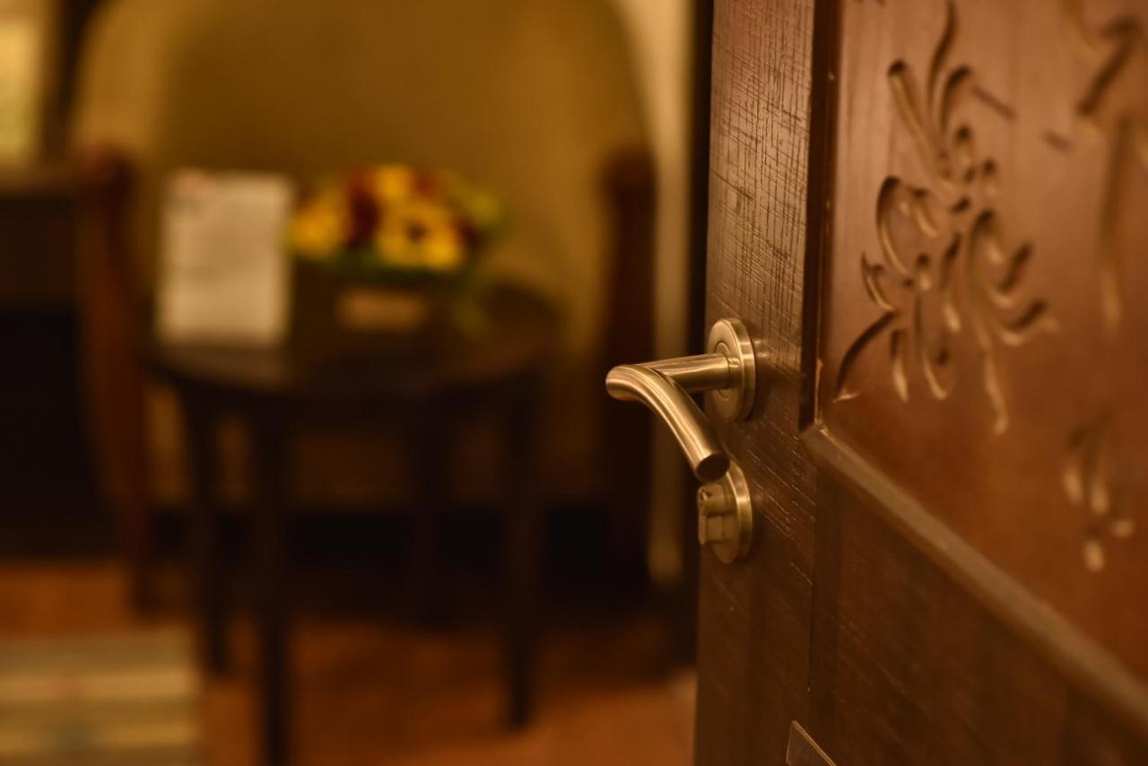 Casa Broadway-A Boutique Hotel Kolkata Bagian luar foto