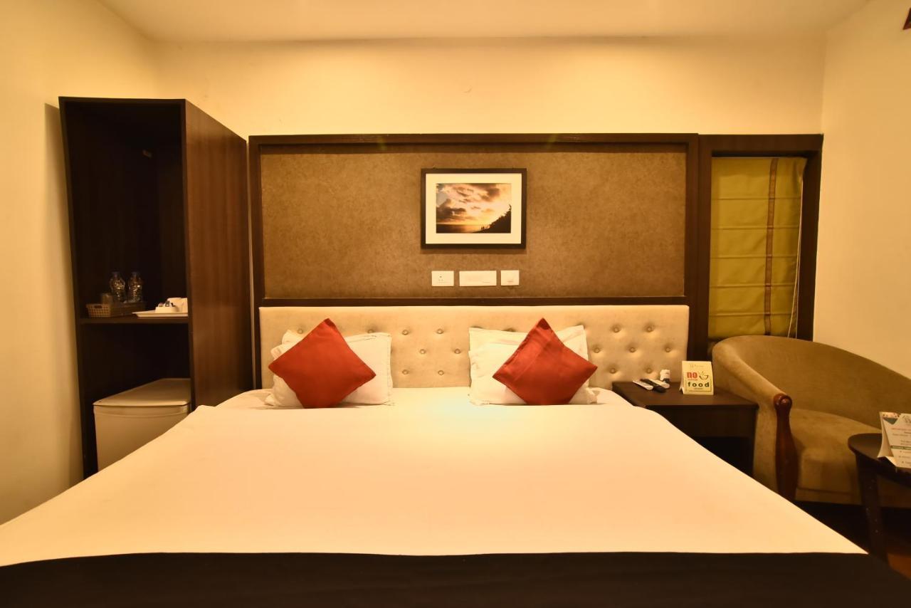 Casa Broadway-A Boutique Hotel Kolkata Bagian luar foto