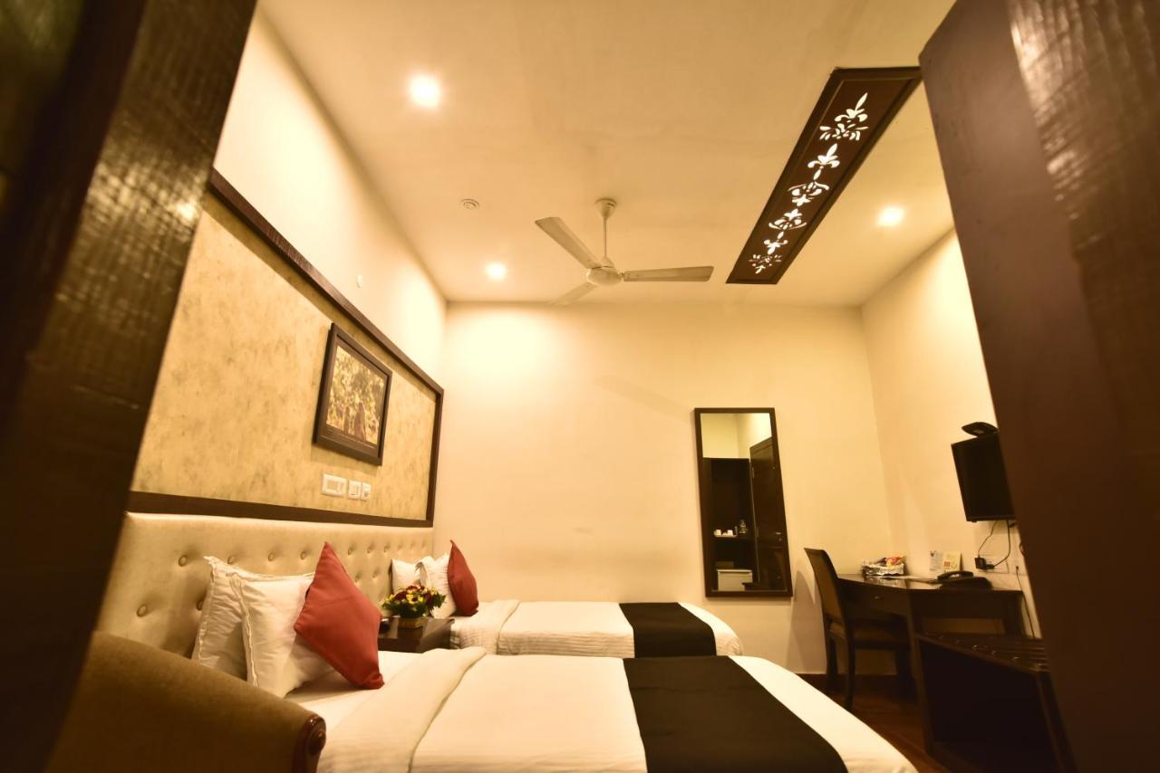 Casa Broadway-A Boutique Hotel Kolkata Bagian luar foto